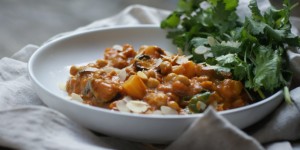 Beitragsbild des Blogbeitrags Auberginen-Curry mit Kichererbsen & Kartoffeln 