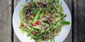 Beitragsbild des Blogbeitrags Asiatischer Gurkensalat mit Sesam & Chili