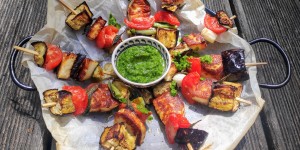 Beitragsbild des Blogbeitrags Halloumi-Spieße mit Melanzani & Salbei