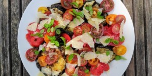 Beitragsbild des Blogbeitrags Im Ofen gegrillte Zucchini mit Tomaten & Basilikum