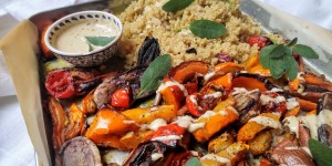 Beitragsbild des Blogbeitrags Ofengemüse mit Tahini & Quinoa 
