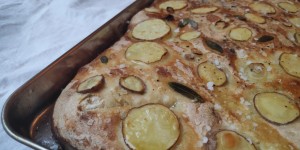 Beitragsbild des Blogbeitrags Focaccia mit Kartoffeln & Salbei 