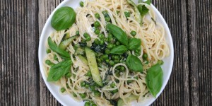 Beitragsbild des Blogbeitrags Pasta Piselli mit Zucchini & Chèvre 