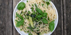 Beitragsbild des Blogbeitrags Pasta Piselli mit Zucchini & Chèvre