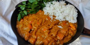 Beitragsbild des Blogbeitrags Indisches Kürbiscurry mit Kokos & Karotten