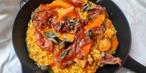 Beitragsbild des Blogbeitrags Kürbisrisotto mit knusprigem Prosciutto & Salbei