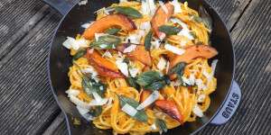Beitragsbild des Blogbeitrags Cremige Kürbispasta mit brauner Butter & knusprigem Salbei