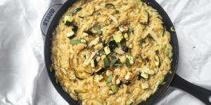 Beitragsbild des Blogbeitrags Orzo Risotto mit Zucchini & Zitrone 