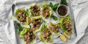 Beitragsbild des Blogbeitrags ThaI Salatwraps mit Hühnerfaschiertem 