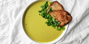 Beitragsbild des Blogbeitrags Erbsensuppe mit knusprigem Brot 