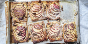Beitragsbild des Blogbeitrags Apfel-Galettes mit Ricotta & Honig