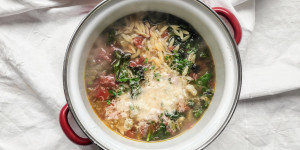 Beitragsbild des Blogbeitrags Tomaten-Minestrone mit Orzo & Grünkohl 