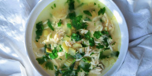 Beitragsbild des Blogbeitrags Zitronen-Hühnersuppe mit Orzo 