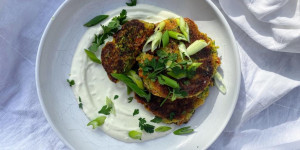 Beitragsbild des Blogbeitrags Zucchini-Chorizo Laibchen mit Halloumi 