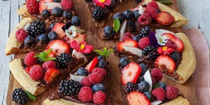 Beitragsbild des Blogbeitrags Quinoa-Pizza mit Avocado-Kakao-Creme & Waldbeeren