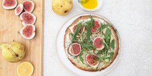 Beitragsbild des Blogbeitrags Glutenfreie-Birnen-Ziegenfrischkäse Pizza 