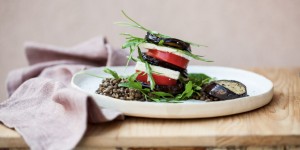 Beitragsbild des Blogbeitrags Auberginen-Tomaten Stapel 