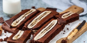 Beitragsbild des Blogbeitrags Banana Bread Bars mit Lindt Excellence Milch Chocolade