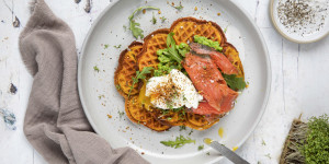 Beitragsbild des Blogbeitrags Kürbiswaffeln mit Wildlachs und Erbsenmash