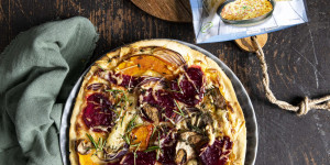 Beitragsbild des Blogbeitrags Kürbis-Rote Rübe Pizza mit Bergkäse