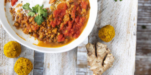 Beitragsbild des Blogbeitrags Linsen-Dal mit Curry Falafel