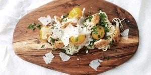 Beitragsbild des Blogbeitrags Sobanudeln in Kokos-Zitronencreme mit Tomaten, Seibling und Zitronen-Chrunch | Quick & Easy