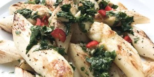 Beitragsbild des Blogbeitrags Gebratener Spargel mit Chimichurri | Sneak Peek #2 – Meine neue Küche 