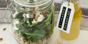 Beitragsbild des Blogbeitrags Spinat Salat mit Feta und Dinkelreis | Keine Chance für Fastfood 
