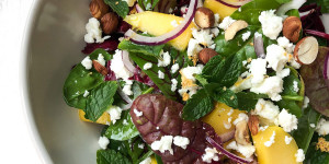 Beitragsbild des Blogbeitrags Salat mit Mangold, Spinat, Mango und Feta 