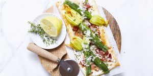Beitragsbild des Blogbeitrags Sommerlicher Flammkuchen mit Zucchiniblüten 