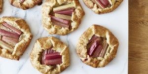 Beitragsbild des Blogbeitrags Rhabarber Galette mit Frangipane und Anis