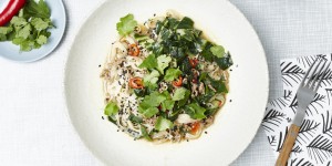 Beitragsbild des Blogbeitrags Schnell & scharf: One Pot Reisnudeln mit Mangold und Miso