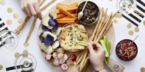 Beitragsbild des Blogbeitrags Crudités-Platte mit ROUGETTE-Ofenkäse und zwei Toppings 