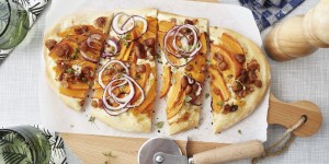 Beitragsbild des Blogbeitrags Kürbis-Flammkuchen mit Grammeln