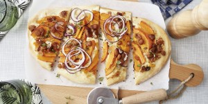 Beitragsbild des Blogbeitrags Kürbis-Flammkuchen mit Grammeln 