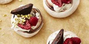 Beitragsbild des Blogbeitrags Zweierlei Mini-Pavlovas mit Schokolade & frischen Früchten 
