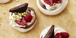 Beitragsbild des Blogbeitrags Zweierlei Mini-Pavlovas mit Schokolade & frischen Früchten