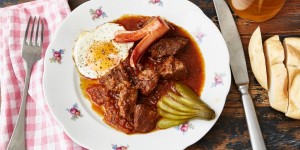 Beitragsbild des Blogbeitrags Rindsgulasch, Gulaschsuppe und Szegediner: Alles, was man über Gulasch wissen muss! 