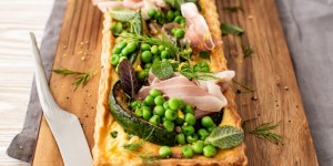 Beitragsbild des Blogbeitrags Erbsen-Zucchini-Quiche aus Topfenblätterteig