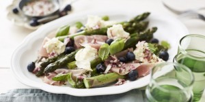 Beitragsbild des Blogbeitrags Gebratener Spargelsalat mit Prosciutto, Mozzarella und Heidelbeeren