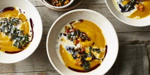 Beitragsbild des Blogbeitrags Kürbiscremesuppe mit Kürbis-Gremolata