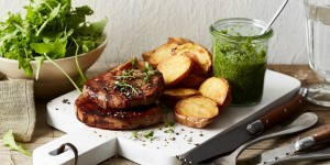 Beitragsbild des Blogbeitrags Minutensteaks mit Salsa Verde und Ofenkartoffeln