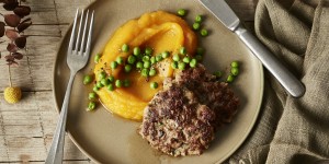 Beitragsbild des Blogbeitrags Quetsch-Fleischlaberl mit Kürbispüree und Erbsen 