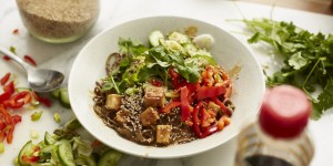 Beitragsbild des Blogbeitrags Schnelle Sobanudeln mit Erdnusssauce und Tofu