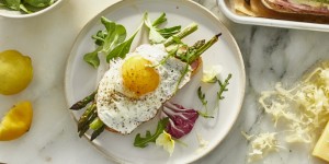 Beitragsbild des Blogbeitrags Croque Madame mit Spargel