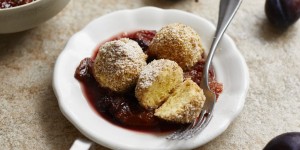 Beitragsbild des Blogbeitrags Topfenknödel mit Nussbröseln und Zwetschkenröster