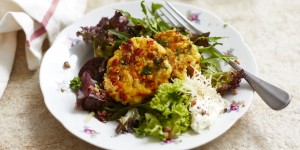 Beitragsbild des Blogbeitrags Kürbis-Kaspressknödeln mit Salat, Speckvinaigrette und Krenrahm 