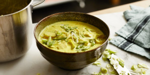 Beitragsbild des Blogbeitrags Einfache Curry-Suppe mit Hühnchen 