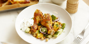 Beitragsbild des Blogbeitrags Alles von einem Blech: Harissa Hähnchen mit lauwarmen Kürbis-Kichererbsen-Salat 