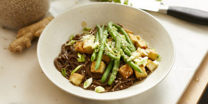 Beitragsbild des Blogbeitrags Sobanudeln mit Tahin-Sauce und Tofu